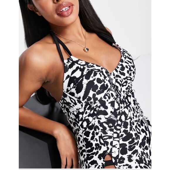 Stylish Black and White One-Piece Swimsuit - Picture 4 of 10